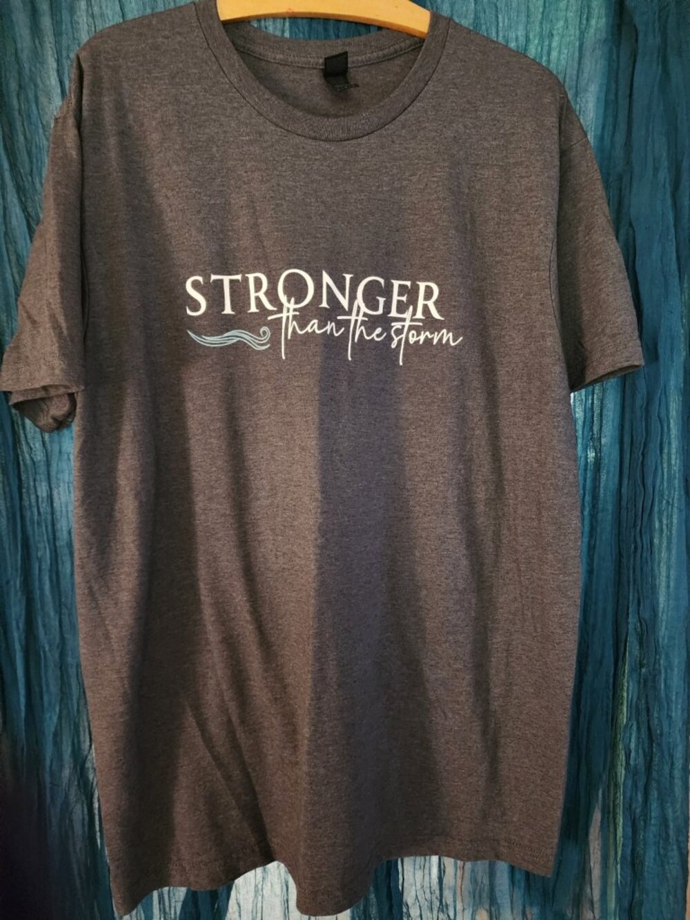 Gildan Stronger Than the Storm Graphic T-Shirt Gray Size Large